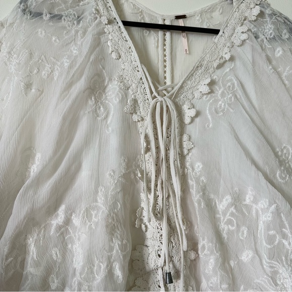 💕 Host Pick 💕 Free People White MiniBeach Dress with Floral Embroidery - Picture 3 of 8